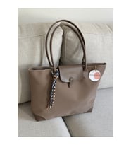 BAGLOVİS CHARM DETAYLI BÜYÜK BOY TOTE ÇANTA EN40 BOY30 (Koyu Vizon)