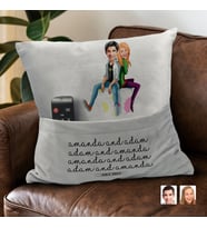 BK Gift Kişiye Özel Sevgililer Karikatür Tasarımlı Organizer Kumanda ve Atıştırmalık Cepli Gri Kırlent Yastık-35 Arkadaşa Hediye, Cepli Yastık