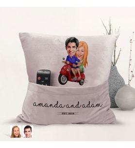 BK Gift Kişiye Özel Sevgililer Karikatür Tasarımlı Organizer Kumanda ve Atıştırmalık Cepli Pembe Kırlent Yastık-10 Arkadaşa Hediye, Cepli Yastık