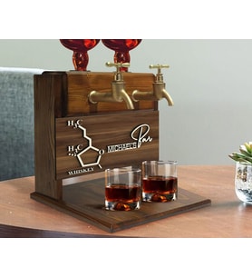 BK Gift Kişiye Özel Kabartma Viski Tasarımlı İsimli Çift Musluklu Doğal Ahşap İçki Standı-2, İçki Standı, Doğum Günü Hediyesi, Ev Hediyesi