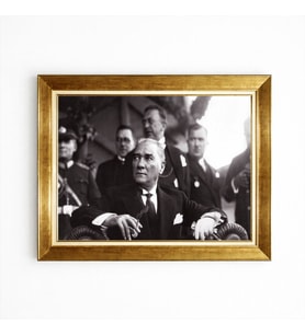 Altın Varaklı Çerçeveli Siyah Beyaz Mustafa Kemal Atatürk Tablosu - Karizmatik Atatürk Portresi