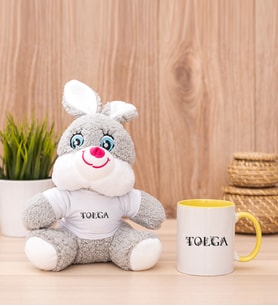 Kişiye Özel Çiçekli Harf Tasarım İsim Yazılı Peluş Tavşan ve Sarı Kupa