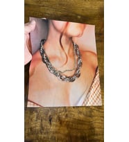 ZİNCİR KOLYELİ KIZ GÖRSEL ARMA YAMA DİKİŞ APLİKE 23X19 CM