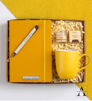 Kişiye Özel Defterli Hediye Seti- Çizgili Defter- Tükenmez Kalem- Seramik Kupa- Teashop Müslin Çay- Mum (Sarı)