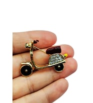 Kristal Taşlı Scooter Tasarımlı Broş – Altın Renk Şık Retro Motor Figürlü Aksesuar