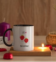 Kişiye Özel Sevimli Çilekler Ahşap Altlıklı Mumlu Siyah Kupa