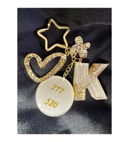 K Harf GoldRenkYıldızHalkaVIP ŞansRakamlı Ekstra Figürlü Epoksi Harf Anahtarlık Hediyelik Anahtarlık