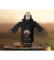 BK Gift Kişiye Özel Sevgililer Karikatürlü Mini Siyah İçki Şişesi Tişörtü , Ev Bar Dekoru, Viski, Şarap, Votka, Rakı Şişesi Tişörtü, Ev Barı-22