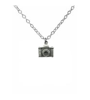 Shutter Moment – Fotoğraf Makinesi Figürlü Unisex Kolye (60 cm Zincirli) (Gümüş)