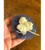 8X8 CM BEYAZ GÜLLÜ MAVİ BROŞ YAKA İĞNESİ