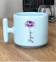 Kişiye Özel Nilüfer ve İsim Yazılı Hediye Pastel T Kupa Çiçek Desenli (Mavi)