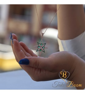 Sevgiliye Hediye Kuzey Yıldızı Kadın Kolye – Işıltılı Yeşil ve Beyaz Taşlarla Şık Tasarım (Rose Gold Altın)