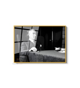 Çerçeveli Yatay Cam Tablo Salon Duvar Tablosu Yatay Cam Ataturk Masada Otururken Ofis Tablosu (Altın)