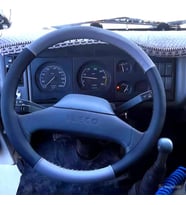 DİKİŞLİ DİREKSİYON KILIFI SİYAH / GRİ DERİ SİYAH DİKİŞLİ IVECO KAMYON 80-12 2006 KASA İÇİN