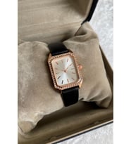 Özel Seri Taşlı Kadın Kol Saati Rose Gold ve Siyah Renk Özel Kutusunda Gönderilecektir Şık ve Sınırlı Sayıda Hediyelik Ürün Resmi Garantili İndirimli Kampanyalı Avantajlı ve Ucuz