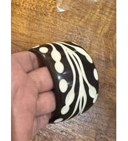 EL OYMASI SARMAŞIK DESENLİ KEMİK KADIN BİLEZİK ÇAP 7 CM