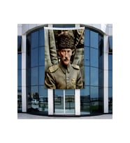 Kalpaklı Üniformalı Atatürk Poster Bayrak Raşel Kumal 4x6 metre ATA54