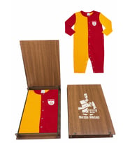 GALATASARAY BEBEK METİN OKTAY FORMA TULUM HEDİYE AHŞAP KUTULU (Sarı-Kırmızı)