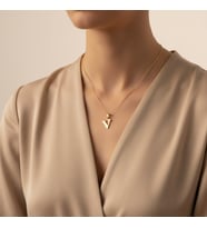 STİL İNCİSİ/XUPING JEWELRY V DÜZ HARF KOLYE