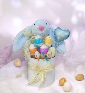 Solemia Premium Paskalya Temalı 45 cm Mavi Bunny Tavşan Hediye Kutusu - Dekoratif Yumurta ve Kalp Balon Detaylı
