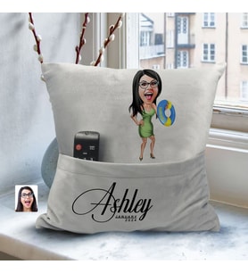 BK Gift Kişiye Özel Tatilci Kadın Karikatür Tasarımlı Organizer Kumanda ve Atıştırmalık Cepli Gri Kırlent Yastık-3 Arkadaşa Hediye, Cepli Yastık