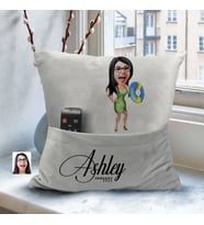 BK Gift Kişiye Özel Tatilci Kadın Karikatür Tasarımlı Organizer Kumanda ve Atıştırmalık Cepli Gri Kırlent Yastık-3 Arkadaşa Hediye, Cepli Yastık