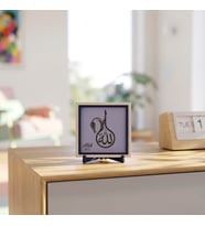 Geleneksel Hat Sanatı Çizgileriyle Allah (C.C.) Yazılı Dekoratif Masaüstü Aksesuarı, Özel Tasarım 10x10 cm