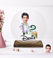 BK Gift Kişiye Özel Erkek Eczacı Karikatürlü Yuvarlak Ahşap Standlı Biblo-2