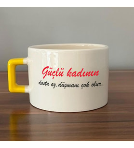 Güçlü Kadının Dostu Az, Düşmanı Çok Olur Baskılı Kadınlar Günü Sarı Kulplu C Fincan