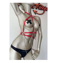 Kırmızı ve Zincir Detaylı Şık Deri Harness (Siyah)