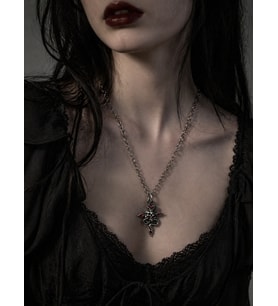 Gotik Kuru Kafa Yılan Figürlü Kırmızı Detaylı Metal Kolye