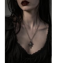 Gotik Kuru Kafa Yılan Figürlü Kırmızı Detaylı Metal Kolye