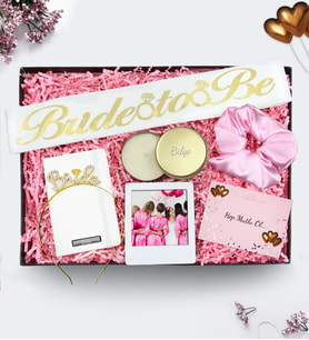 Kişiye Özel Beyaz Mini Not Defteri & Bride To Be Kuşak & Taşlı Bride Taç & Beyaz İnstagram Çerçeve & Saten Toka & Gold Metal Kutulu Mum Hediye Seti