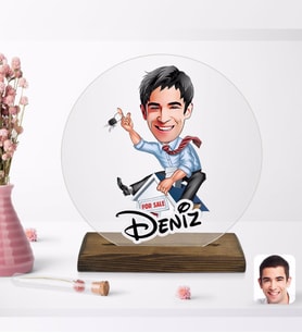 BK Gift Kişiye Özel Erkek Emlakçı Karikatürlü Yuvarlak Ahşap Standlı Biblo-1
