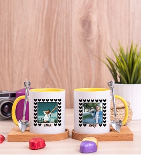 Kişiye Özel Kalp Detaylı Fotoğraflı İkili Ahşap Altlıklı Sarı Kupa