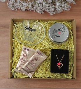 BK Gift Kişiye Özel İsimli DTF Cam Kahve Fincanı & Türk Kahvesi & Aşk Çiçeği Kalp Kolye & Gümüş Metal Kutuda Kokulu Mum Hediye Seti-3, Sevgiliye Hediye, Yıl Dönümü Hediyesi