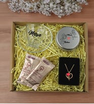 BK Gift Kişiye Özel İsimli DTF Cam Kahve Fincanı & Türk Kahvesi & Aşk Çiçeği Kalp Kolye & Gümüş Metal Kutuda Kokulu Mum Hediye Seti-3, Sevgiliye Hediye, Yıl Dönümü Hediyesi