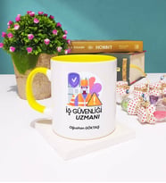 İş Güvenliği Uzmanı Tasarımlı Kişiye Özel Hediye İş Güvenliği Uzmanı Kupa Bardak Sarı