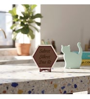 Sabret Şükret Dua Et Yazılı Modern Masaüstü Süsü Ev ve Ofisiniz İçin Şık ve Estetik Bir Dekorasyon Parçası 10x10 cm