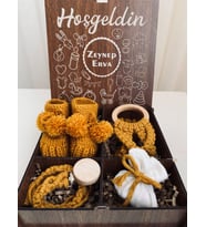 Hoşgeldin Bebek Kişiye Özel İsimli Yenidoğan Hediyelik Organik Emzik Askısı Diş Kaşıyıcı Patik Lavantalı Kız Erkek Unisex Bebek Ahşap Kutulu Hardal Hediye Seti