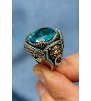 Aqua Mavi Taşlı Aslan Kapı Tokmak Motifli 925 Gümüş Erkek Yüzük