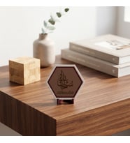 Sübhanallah Yazılı Kaligrafi Detaylı Modern Masaüstü Süsü Ev ve Ofisiniz İçin Şık ve Estetik Bir Dekorasyon Parçası 10x10 cm
