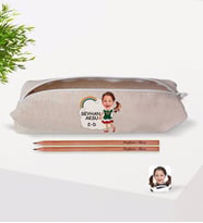 Çocuklara Özel İsimli Sınıflı Kız Öğrenci Karikatürlü Keten Okul Kalemliği ve Ahşap Kurşun Kalem Hediye Seti-2