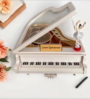 Öğretmenler Günü'ne Özel Piyano Müzik Kutusu Büyük Boy (Beyaz)