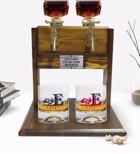 BK Gift Kişiye Özel Renkli Baskılı Harf Tasarımlı İkili Viski Bardağı ve Çift Musluklu Doğal Ahşap Viski Standı-2 (Model 1)
