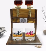 BK Gift Kişiye Özel Renkli Baskılı Harf Tasarımlı İkili Viski Bardağı ve Çift Musluklu Doğal Ahşap Viski Standı-2 (Model 1)