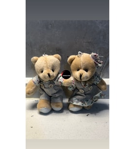 Sevimli Elbiseli Tulumlu Ayıcık Peluş Oyuncak Anahtarlık Uyku Arkadaşı Hediyelik 12 CM Sevgiliye Eşe (Çok Renkli)