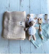 Müslin battaniye , önlük ve amigurumi hediye seti (Krem)