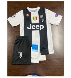Juventus Ronaldo 2019 Sezon Retro Siyah-Beyaz 4 Lü Set Çocuk Futbol Forması