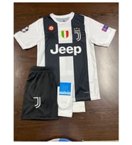 Juventus Ronaldo 2019 Sezon Retro Siyah-Beyaz 4 Lü Set Çocuk Futbol Forması